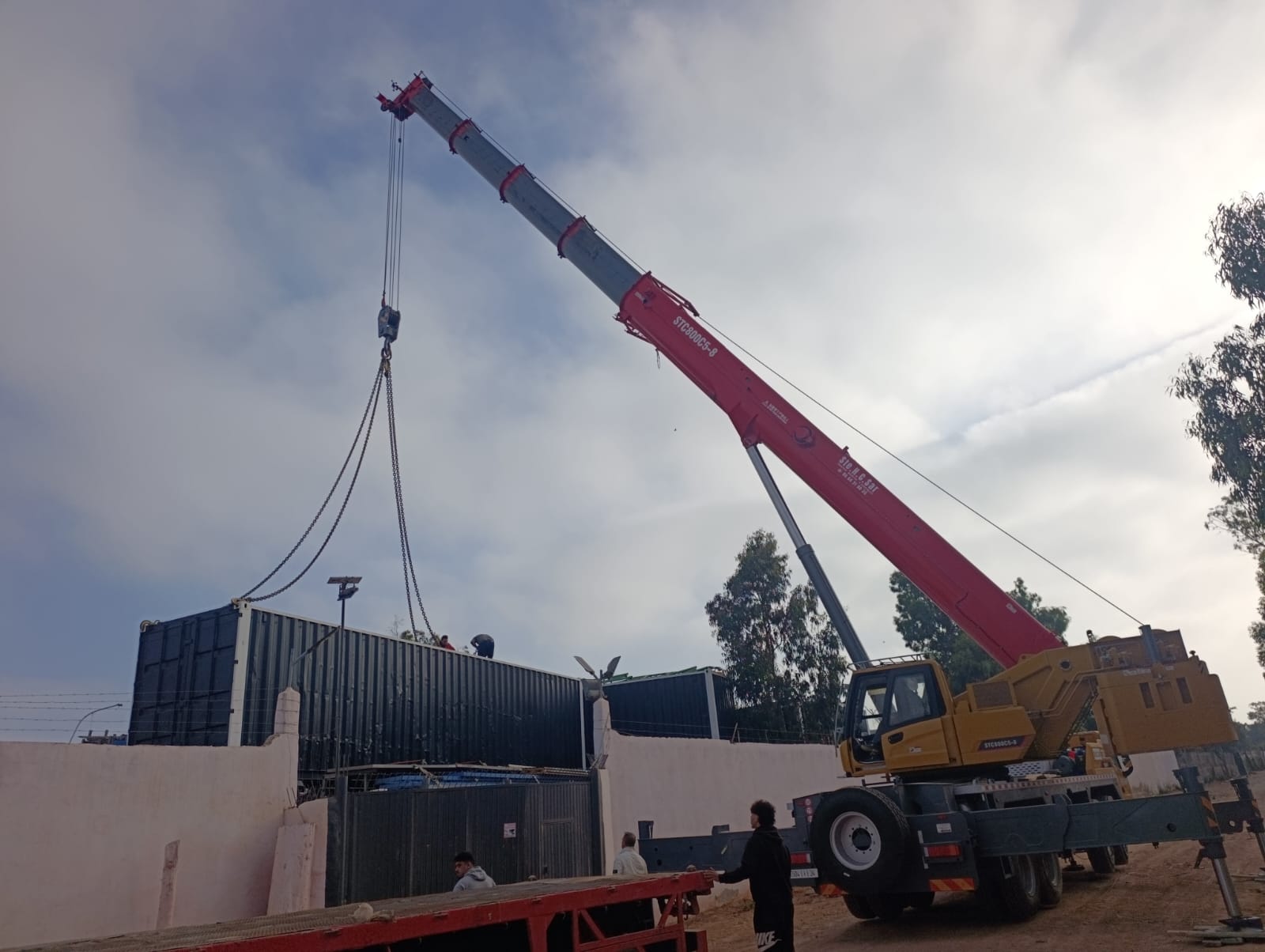 Levage de conteneur avec grue mobile pour chantier au Maroc